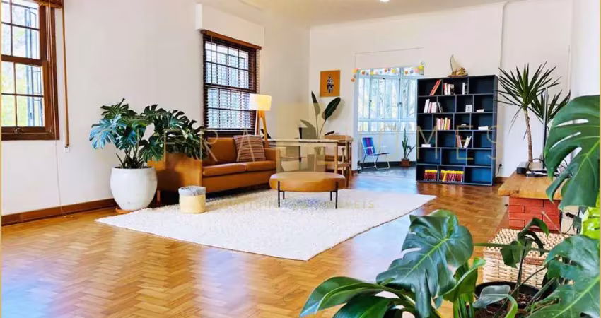 Apartamento reformado de 139 m² na aclimação, com 3 dormitórios, pé-direito alto, sala espaçosa e l