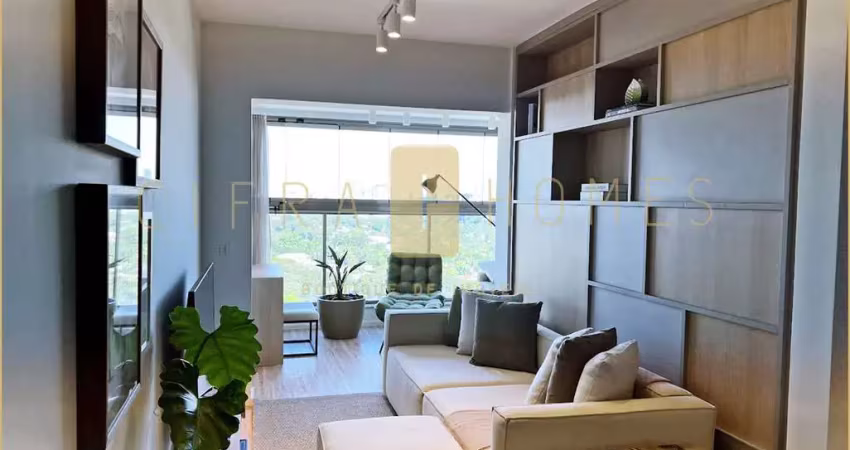 Apartamento mobiliado de 66 m², 2 dormitórios com sacada, sala, varanda e lazer completo.