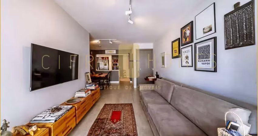 Apartamento de 95 m² com três dormitórios, duas suítes, ar-condicionado e duas vagas, em edifício c