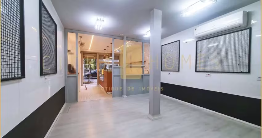 Loja comercial de 107 m² construída com salão climatizado, copa, mezanino e excelente visibilidade