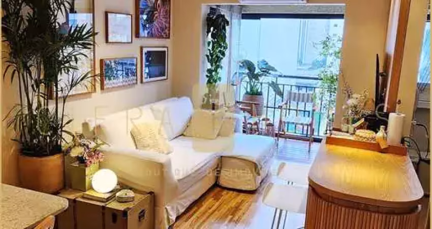 Apartamento mobiliado, 2 dormitórios, 1 suíte, com varanda e vaga com manobrista em rua tranquila n