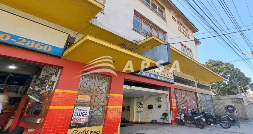 Apartamento frente com hall, sala, dois quartos, banheiro social, cozinha, área de serviço, quarto d