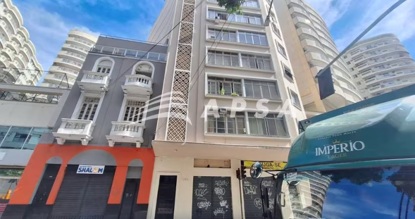 ÓTIMO CONJUGADO COM 23 M² DE ÁREA CONSTRUIDA, MOBILIADO. BANHEIRO C/ ARMARIO, BOX, COZINHA C/ ARMÁRI