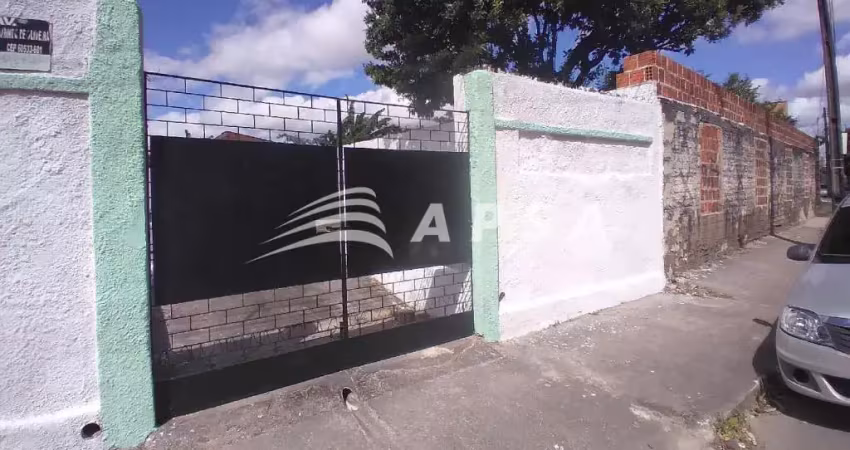 Casa ampla reformada com 03 quartos, área  interna , quintal, varanda, garagem ligue e reserve sua c