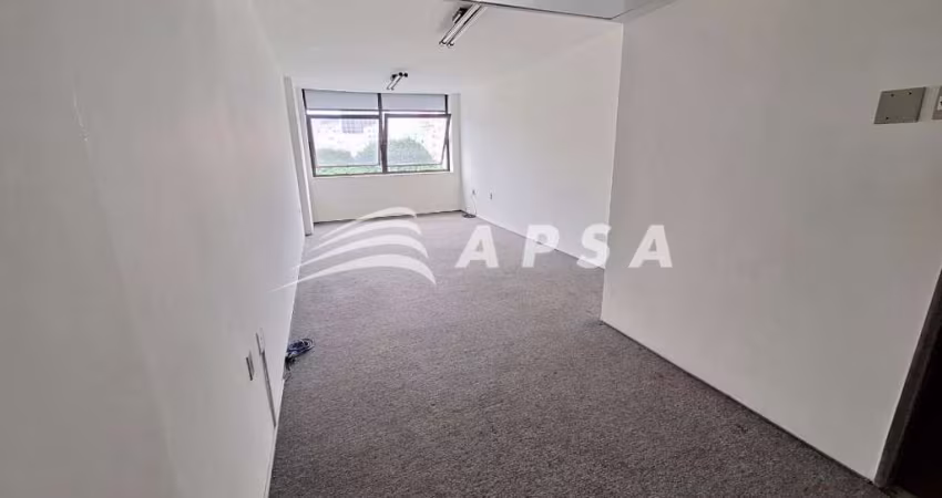 EXCELENTE SALA COMERCIAL NO CENTRO RIO, COM 27M², BANHEIRO SOCIAL E VAGA DE GARAGEM. PREDIO COM TOTA