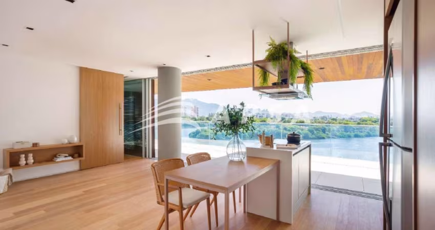 EXCELENTE APARTAMENTO COM UMA SUÍTE NA BARRA DA TIJUCA, CONDOMÍNIO DE FRENTE PARA PRAIA, CONDOMÍNIO