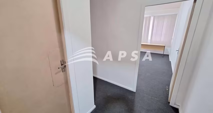 SALA COMERCIAL NA AV. ANTÔNIO CARLOS LOCALIZADA ENTRE OS CONSULADOS FRANCÊS E ITALIANO. DIVIDIDA EM