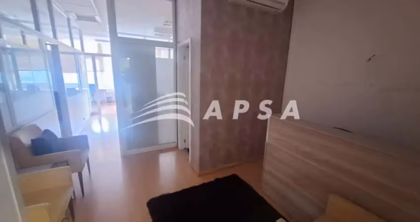 Salas comerciais interligadas com 73m², 2 vagas de garagem, recepção, estações de trabalho, copa e 2