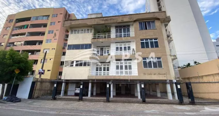 Apartamento no primeiro andar muito bem conservado. armários em ótimo estado de conservação. sala em