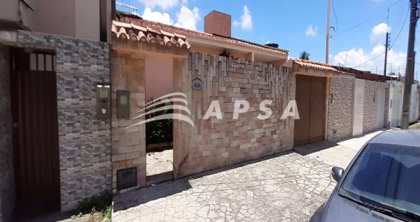 CASA POSSUI TRÊS QUARTOS SENDO DUAS SUÍTES, UMA SALA PARA DOIS AMBIENTES, COZINHA, BANHEIRO SOCIAL,
