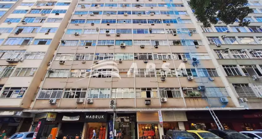 Conjugado de 15m², de frente, prédio misto, localização privilegiada com farto comércio e condução,