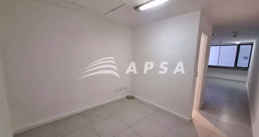 Em frente ao metrô e vlt e com a segurança do acesso ao prédio com biometria, camêras e um segurança