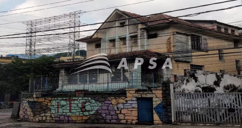 CASA COMERCIAL COM 300M2, COMPOSTO POR DEZ SALAS, QUATRO, BANHEIROS, UMA COZINHA E ÁREA EXTERNA. ALU