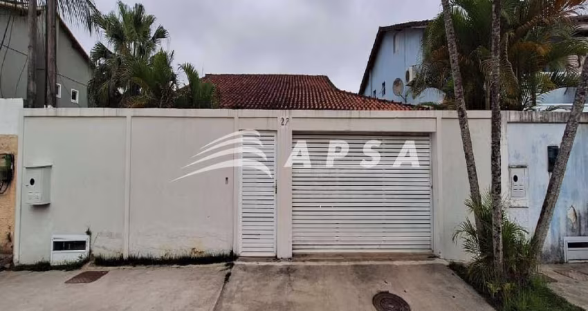 LINDA CASA, TOTALMENTE MOBILIADA, EM VARGEM PEQUENA, PARA LOCAÇÃO. O IMÓVEL POSSUI 200M² E É COMPOST