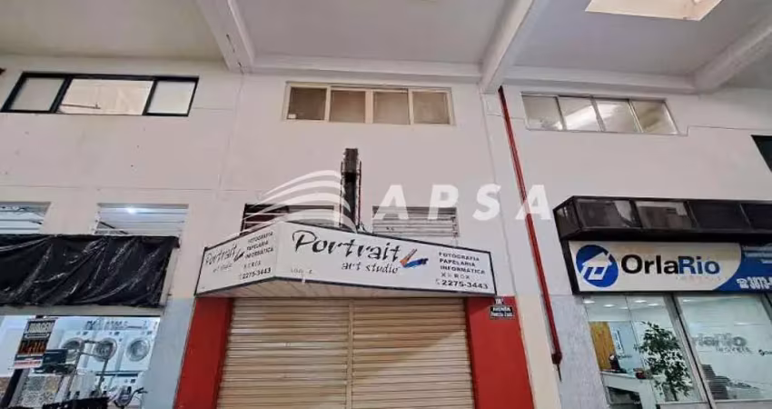 Ótima loja com 3 andares, composto por loja, 2 banheiros, copa, em galeria movimentada no leme, próx