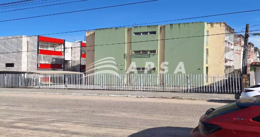 AMPLO APARTAMENTO! O  EDIFÍCIO ADELAIDE QUEIROZ É UM PRÉDIO DE TRÊS ANDARES.  O APARTAMENTO POSSUI T