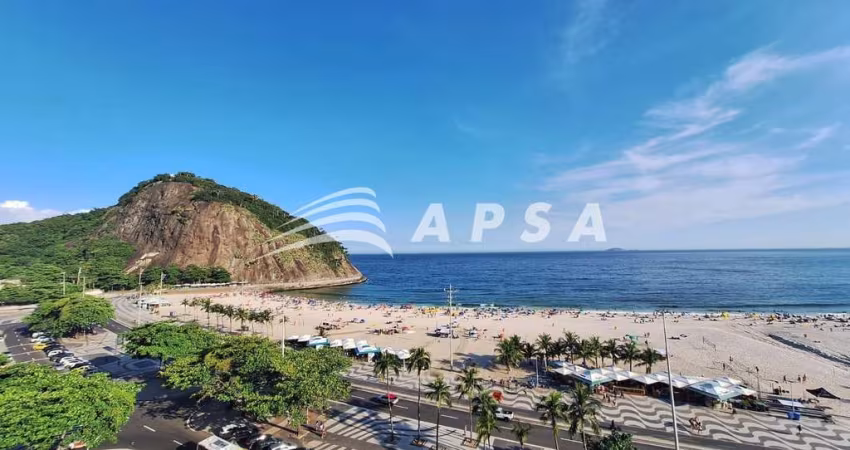 NO CORAÇÃO DA AVENIDA ATLÂNTICA 416, UM ELEGANTE APARTAMENTO SE ERGUE FRENTE À DESLUMBRANTE PRAIA DO