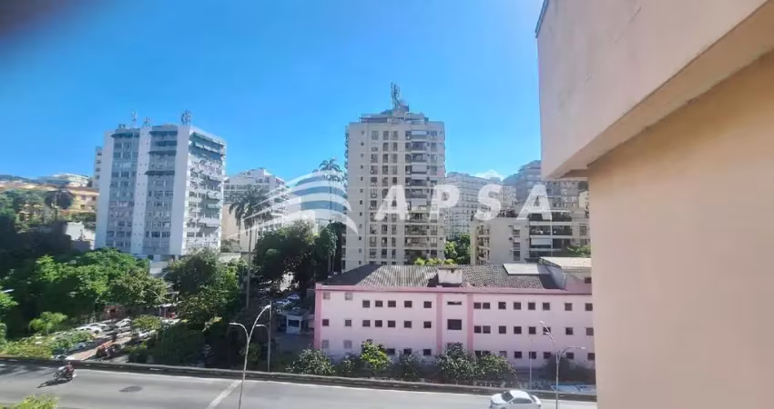 COBERTURA DUPLEX EM LARANJEIRAS. NO PRIMEIRO PISO, UM AMBIENTE ACONCHEGANTE COM SALA INTEGRADA À VAR