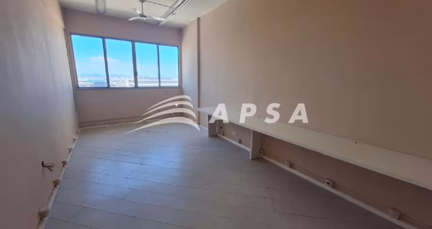 LOCALIZADA NO CORAÇÃO DO RIO DE JANEIRO, ESTA SALA COMERCIAL REFORMADA ESTÁ PRONTA PARA RECEBER O SE