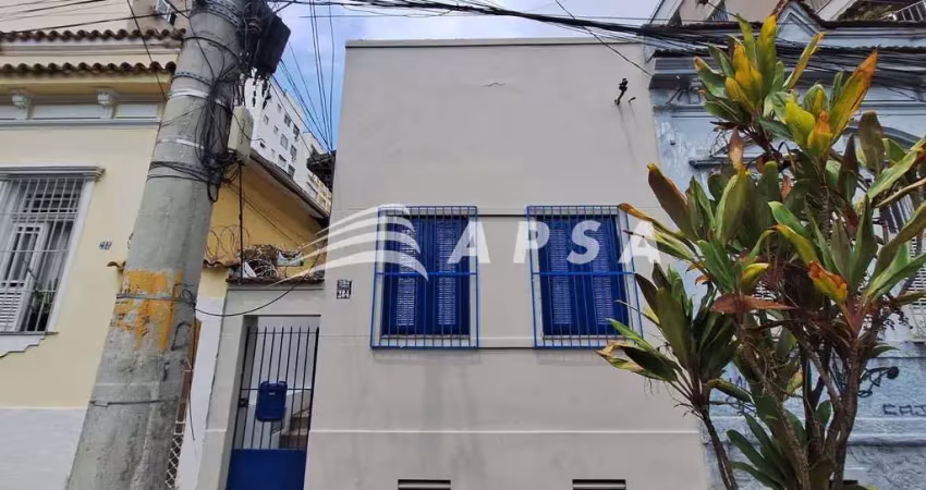 Excelente casa com 113 m² de frente ,  sala, 2 dormitórios, copa, cozinha, banheiro social com b, va