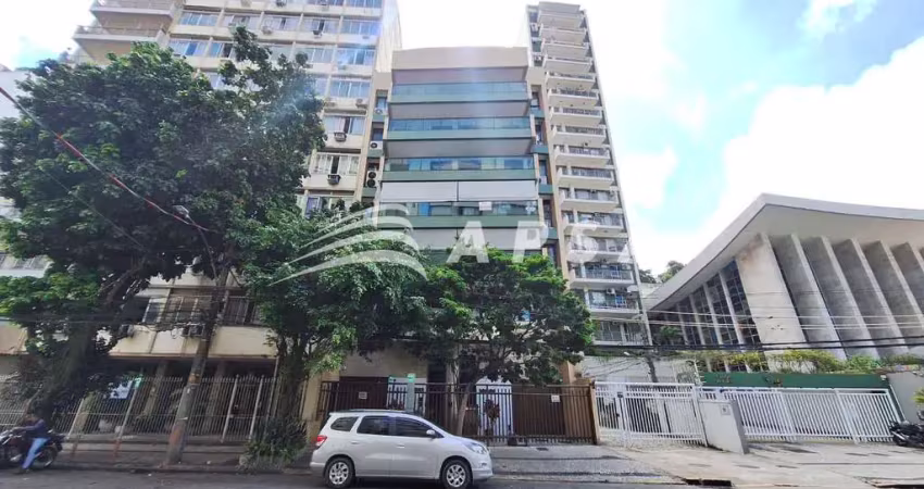 ECXELENTE APARTAMENTO, TOTALMENTE MODERNIZADO, DE FUNDOS, SILENCIOSO, CLARO, AREJADO, 75M2. COMPOSTO