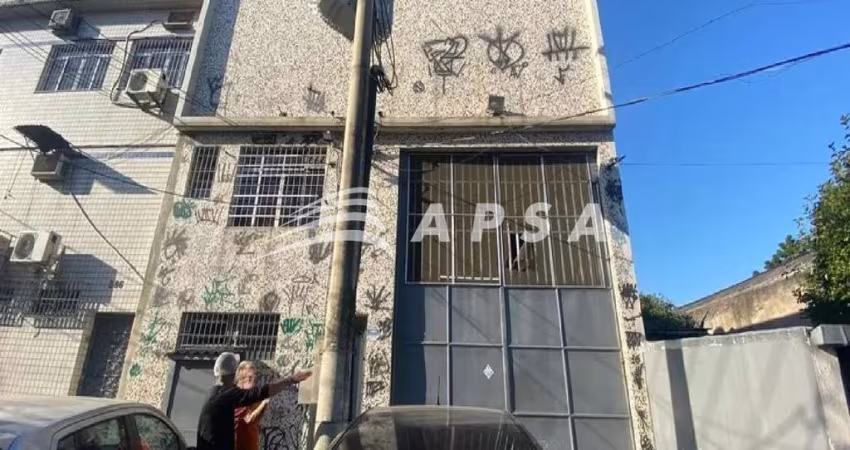 EXCELENTE GALPÃO, PARA ALUGUEL, NA RUA MABÁ - PARADA DE LUCAS.  O ESPAÇO POSSUI 400M², SENDO 350M² D