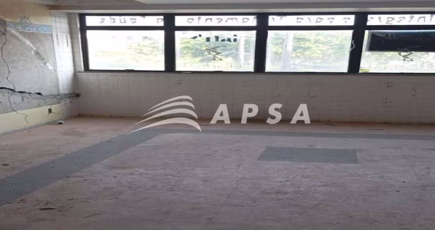SALA COMERCIAL NO VALQUEIRE, EXCELENTE LOCALIZAÇÃO PONTO DE CONDUÇÃO NA FRENTE. O PRÉDIO CONTA COM D