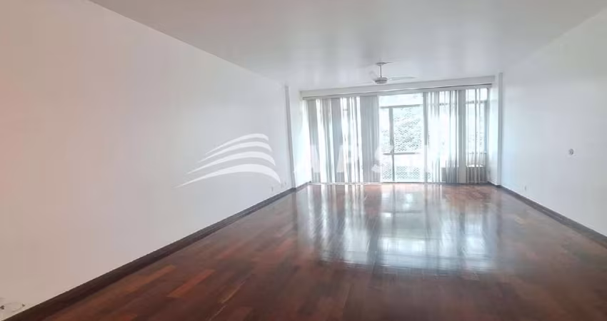 APARTAMENTO EM COPACABANA, COMPOSTO POR SALA AMPLA COM DOIS AMBIENTES, TRÊS QUARTOS, SENDO UM DELES