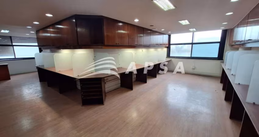 SE VOCÊ PROCURA UM ESPAÇO PRONTO PARA IMPULSIONAR SEU NEGÓCIO, ESTA SALA COMERCIAL AMPLA É A ESCOLHA
