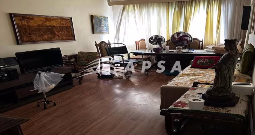 LOCALIZADO NO CORAÇÃO DA TIJUCA, ESTE APARTAMENTO DE DOIS QUARTOS É A COMBINAÇÃO PERFEITA ENTRE CONF