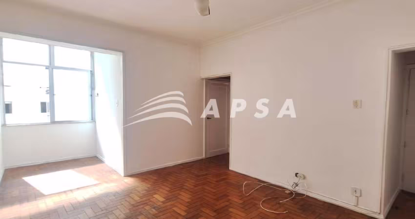 APARTAMENTO NO FLAMENGO, AO ENTRAR, VOCÊ É RECEBIDO POR UMA SALA ACONCHEGANTE, IDEAL PARA RELAXAR DE
