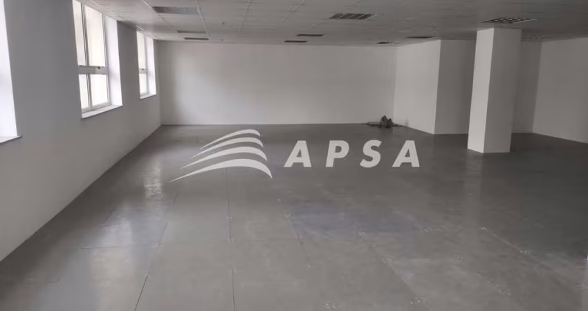 EXCELENTE SALA COMERCIAL EM IMPONENTE PRÉDIO CORPORATIVO, COM 3 ELEVADORES E PORTARIA 24 HORAS, NO C