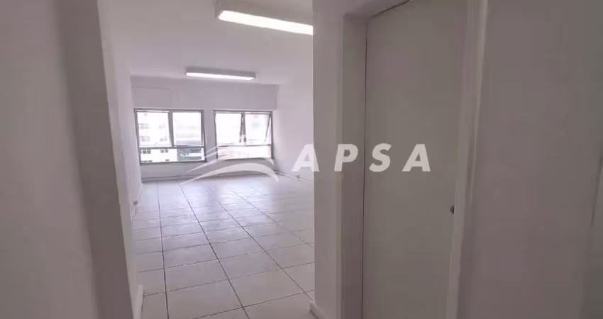Esta sala comercial está situada em prédio misto, oferecendo flexibilidade de uso tanto para fins co
