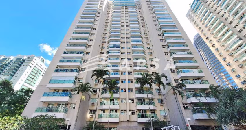 ÓTIMO APARTAMENTO NA BARRA DA TIJUCA COM SALA AMPLA, DOIS QUARTOS,  SENDO UM SUÍTE, VARANDA, COZINHA