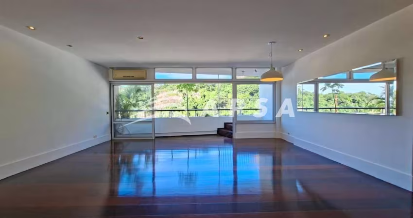 O APARTAMENTO TEM 200 M2, SALÃO, SALA DE JANTAR COM VISTA PARA O MAR E VERDE. 4 QUARTOS ( 2 SUÍTES )