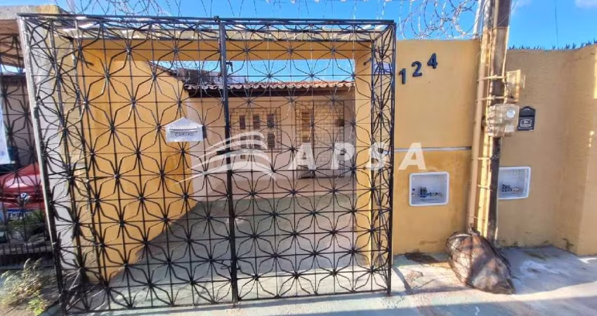 CASA PLANA COM SALA,02 QUARTOS,  BANHEIRO, QUINTAL, GARAGEM.
