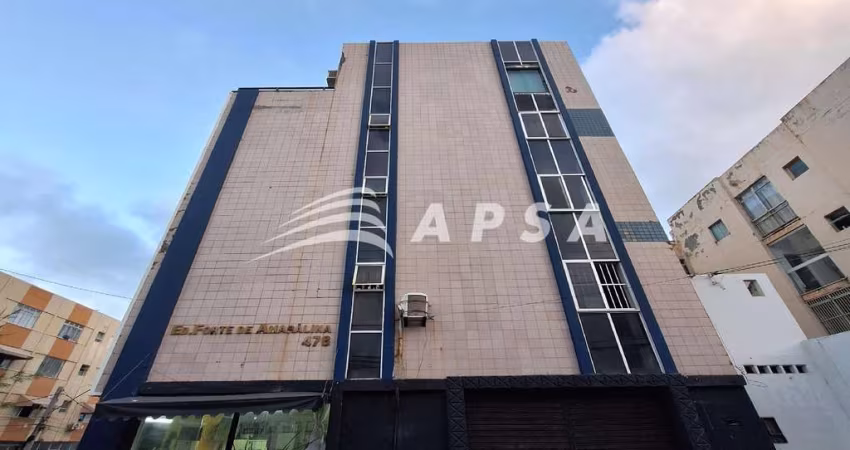 APARTAMENTO AMPLO E VENTILADO COMPOSTO POR UM QUARTO, BANHEIRO SOCIAL, COZINHA E GARAGEM COBERTA. CO
