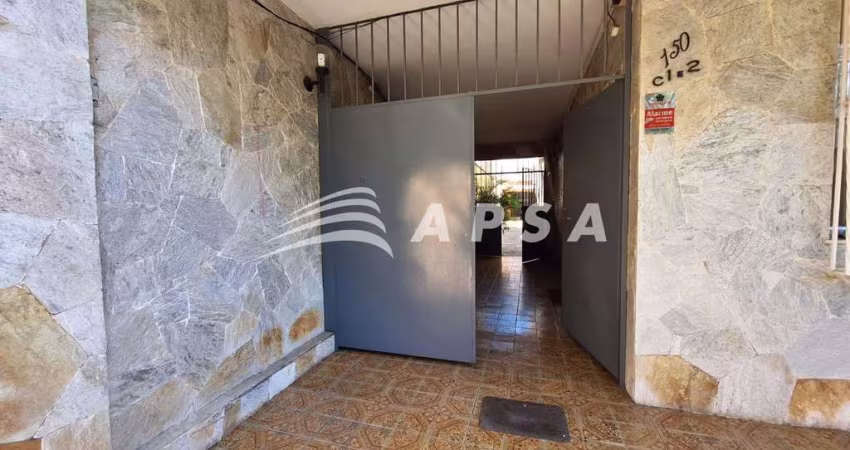 EM UMA RUA TRANQUILA E COM EXCELENTE LOCALIZAÇÃO, ESTA CASA ESPAÇOSA PARA ALUGUEL É O LAR PERFEITO P