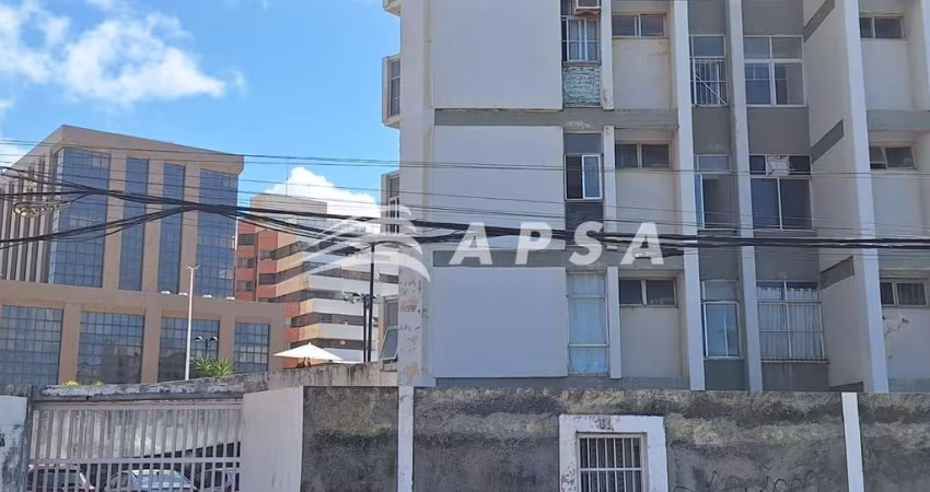 OPORTUNIDADE NA PITUBA. APARTAMENTO COM 60 M² E PRÓXIMO A PRAIA. POSSUÍ 2 QUARTOS COM ARMÁRIOS, 1 SU