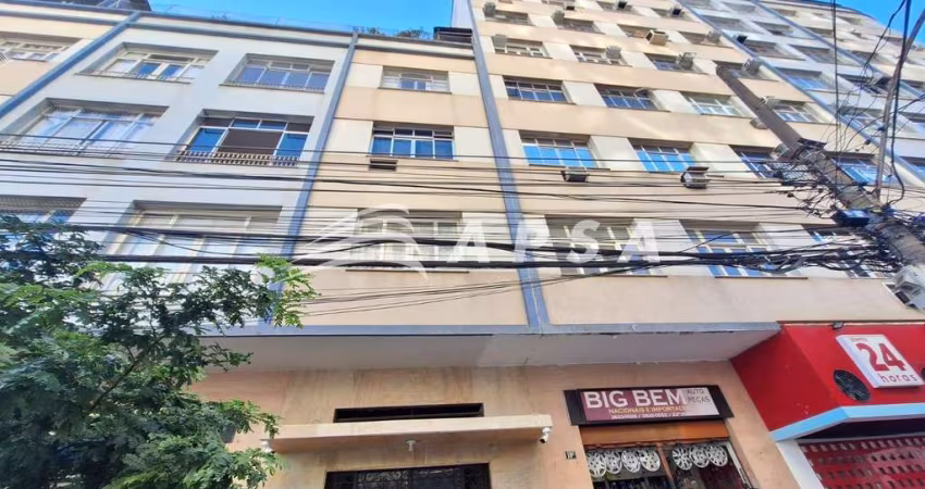 SALA AMPLA, 02 (DOIS) QUARTOS , LVABO, BANHEIRO SOCIAL, COZINHA COM ÁREA DE SERVIÇO, PORTARIA 24 HOR