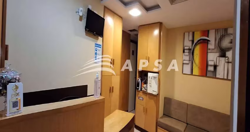 EXCELENTE SALA COMERCIAL, PARA ALUGUEL, MOBILIADA E PRONTA PARA USO, NA BARRA DA TIJUCA. LOCALIZADA
