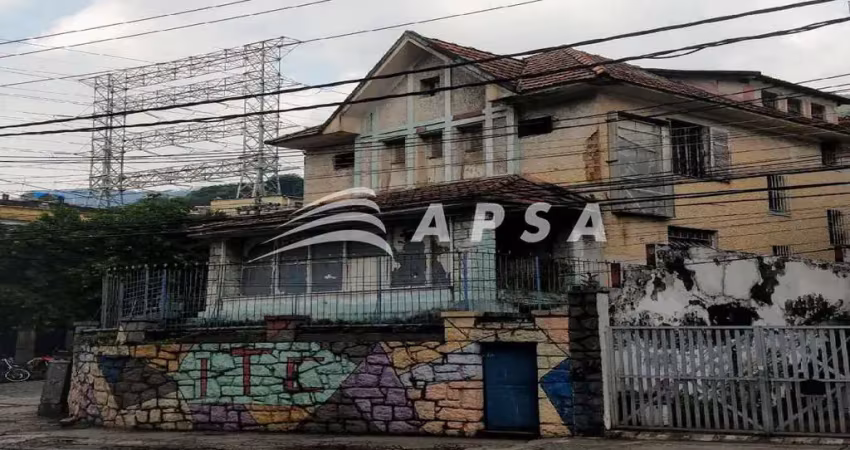 Casa comercial com 300m2, composto por dez salas, quatro, banheiros, uma cozinha e área externa. alu