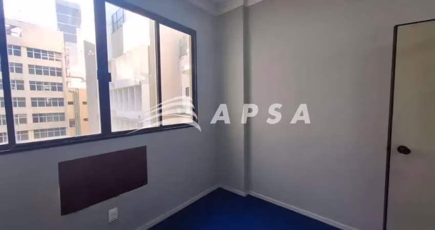 No coração da cidade e cercada por toda a conveniência do comércio local, esta sala comercial reform
