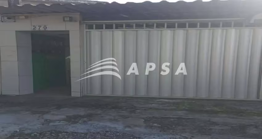 Casa, charmosa, bem arquitetada, sol da manhã, 3 quartos, banheiro social, suíte, armários na cozinh