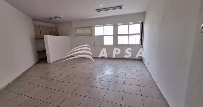 Apresentamos uma sala comercial reformada e espaçosa para aluguel, perfeita para quem busca tranquil