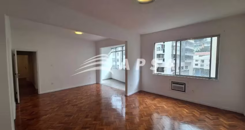Em uma das ruas mais charmosas e arborizadas da cidade, encontra-se este magnífico apartamento de 15