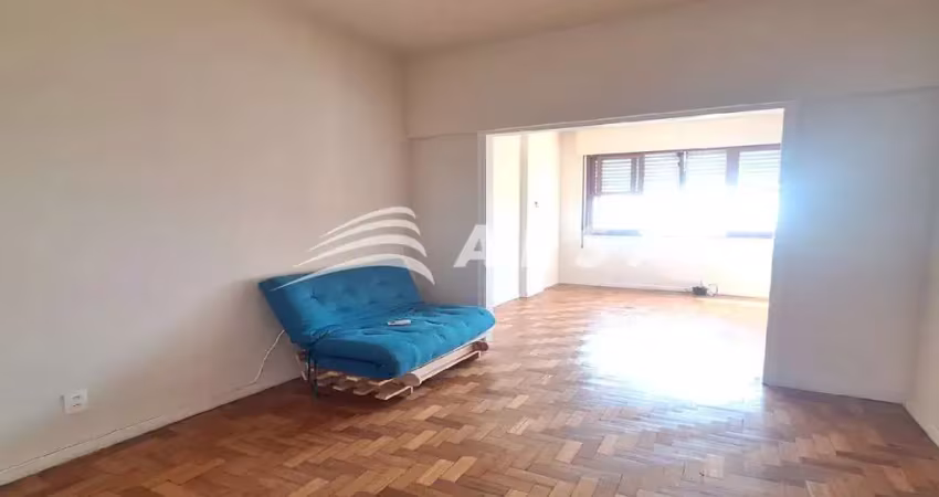 Apartamento na gloria. ao entrar, você encontra uma sala acolhedora, perfeita para relaxar depois de