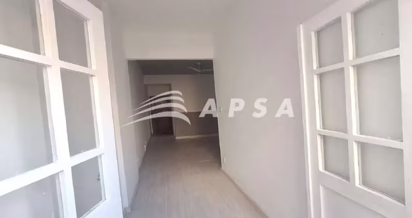 Apartamento em botafogo. ao entrar, você é recebido por uma sala ampla, perfeita para receber amigos