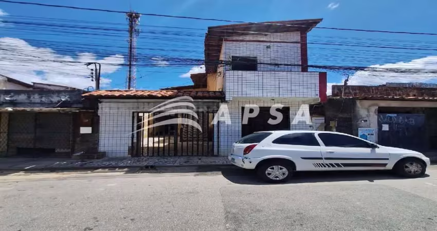 Casa na parangaba, 1 quarto, 1 banheiro, área de serviço, sala de estar e cozinha funcional. vaga pa