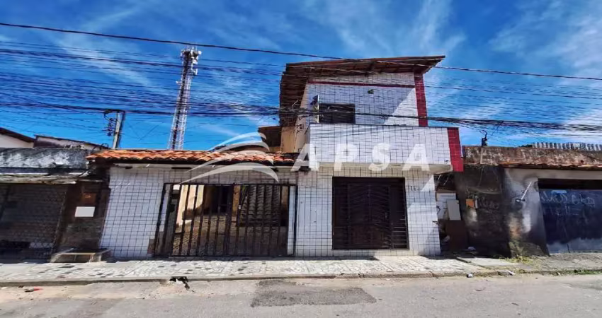 Casa na parangaba, 2 quartos, 1 banheiro, área de serviço, sala de estar e cozinha americana. vaga p